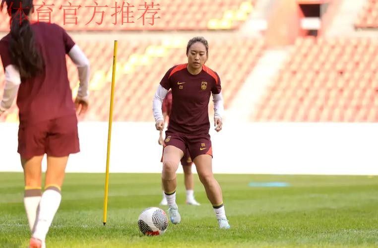 中国女足U-14少年队走进安康市第一小学 中国女足U-14少年队走进安康市第一小学