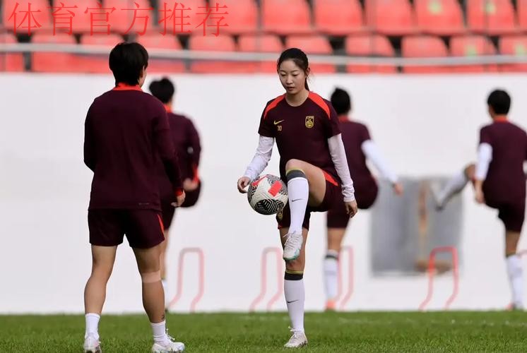 中国女足U-14少年队走进安康市第一小学 中国女足U-14少年队走进安康市第一小学